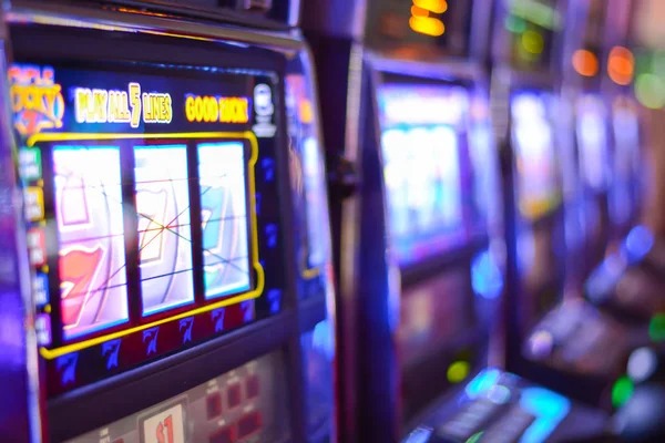Real-time chat with croupiers and other players Live chat feature on sari Sic Bo table